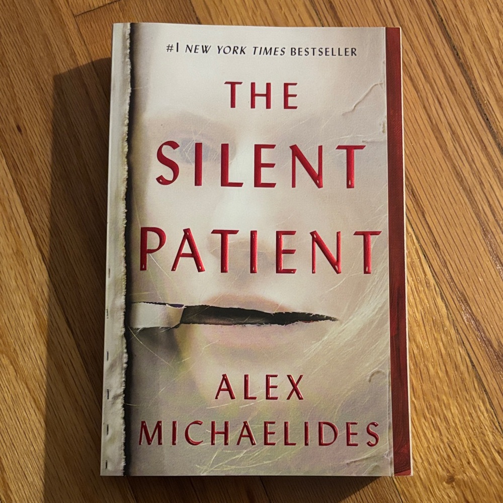 THE SILENT PATIENT - Alex Michaelides - Paperback Book
